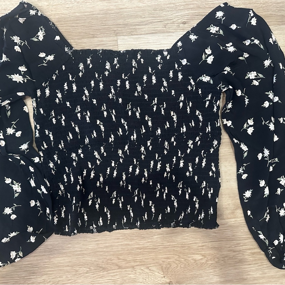 Chic Black Blouse with Floral Design and Elegant Silhouette
